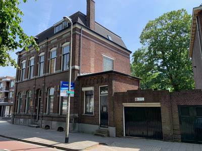 Buurt in protest tegen kap oude bomen aan Korvelplein voor parkeerplaatsen dlvr.it/RXwqFQ