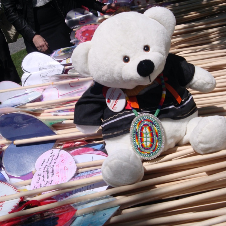 Today, @CanGeoEdu features #honouringmemoriesplantingdreams for #IndigenousPeoplesMonth. Plant a heart garden in memory of children lost to the residential school system, to honour survivors & support #TRCcallstoaction @CaringSociety @SpiritBear fncaringsociety.com/honouring-memo…