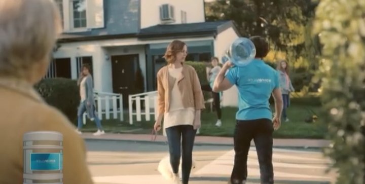 Alguien más piensa que el anuncio de aquaservit encubre servicio de scort masculinos a domicilio?