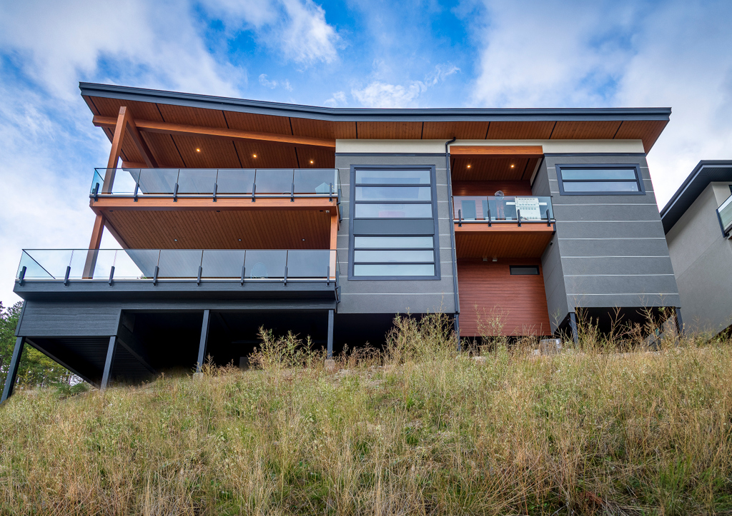 LUXArchProducts's tweet photo. Taking a quick break from the world and daydreaming about living in this beautiful @3rdgenhomes lake home in Kelowna, BC, Canada! #luxarchitecturalproducts #tigerwood #V-Groove⁠ https://t.co/R5MtQ1q9h6