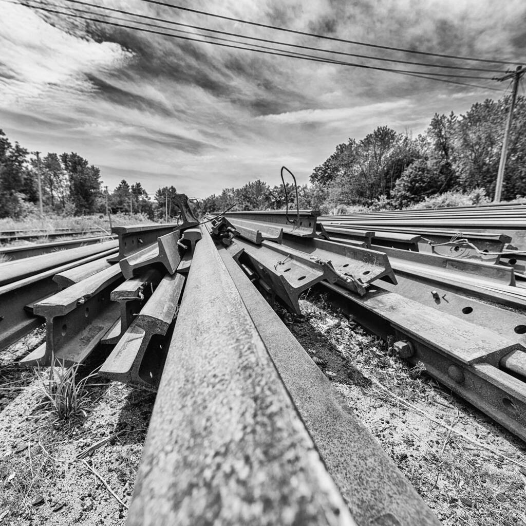 Rusty rails and sky  #sky #abandoned #derelict #decay #urbex #rail #railroad #massachusetts #blackandwhite #blackandwhitephotography #nikon #nikonphotography ift.tt/380Bc2T instagr.am/p/CA_FnCGH5ou/