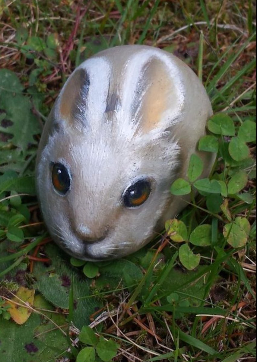 Starlitblond's tweet photo. Lol.. I thought that was a real bunny! Whew, I need to get out! #rock #paintsomething https://t.co/VHKKDScQGr