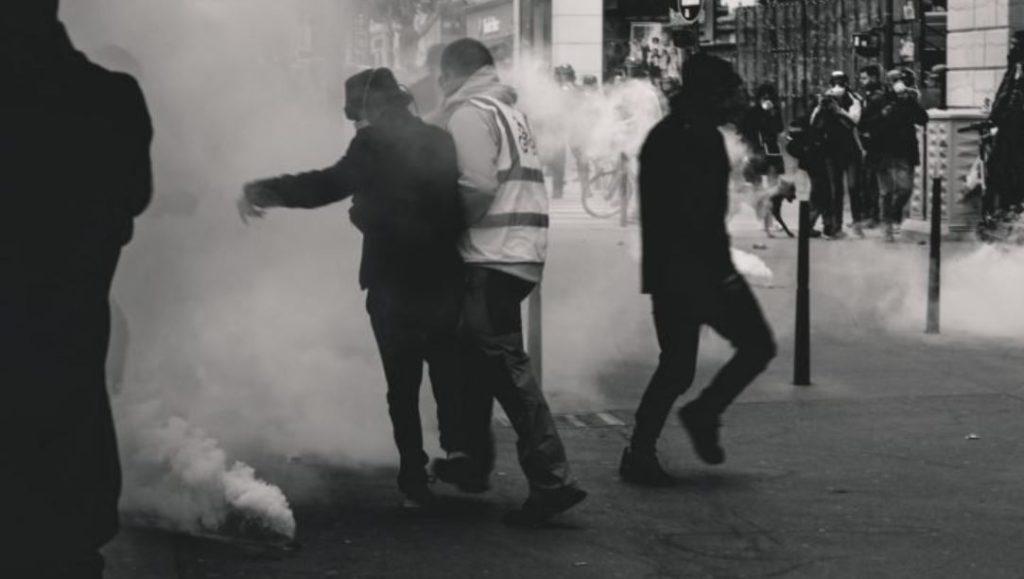 ActivistPost's tweet photo. Tear gas was initially developed during the first World War for use on the battlefield.#NonLethalWeapon #ChemicalWeapon https://t.co/wHlXkri2gx https://t.co/zUGDeRiVvS