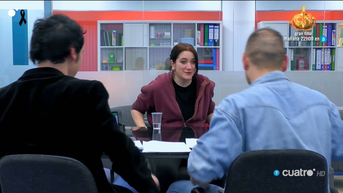 Albeni no sabe tocar la guitarra a pesar de que lo pone en su CV #JobInterview mdia.st/directo4