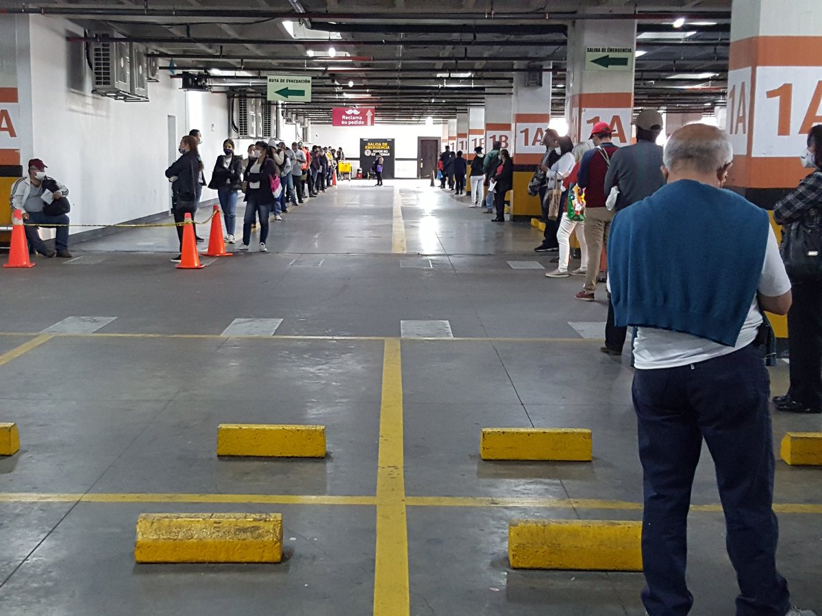 AlfonsoOpina's tweet image. El sistema de salud es un desastre y nadie habla de cambiar el modelo de aseguramiento de las EPS. Manejan la plata, desvian su destino y en esta cuarentena estan en abierta Negacion del Servicio, por ej. FAMISANAR y sus inhumanas colas.