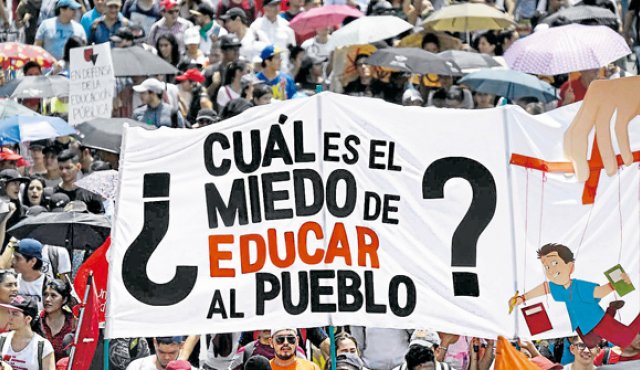 MohaChedraui's tweet image. Bueno, a raíz de las protestas que se están dando en la &quot;tierra de los libres&quot; y viendo una vez más como el &quot;sueños americano&quot; es solo eso, un sueño.

Les recordaré a más de uno lo que es una protesta.
En honor a #GeorgeFloyd #DylanCruz y todos los que han muerto injustamente...