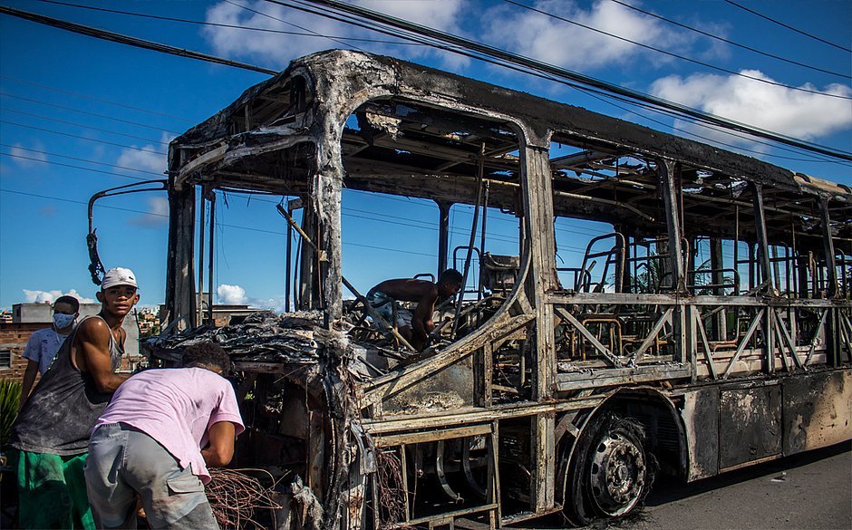 correio24horas's tweet photo. Ônibus foi incendiado na Paralela em protesto por morte de jovens em ação da PM https://t.co/GEEgY15Rzy

Coletivo foi removido da pista, na altura do Bairro da Paz, por volta das 14h https://t.co/mbiO0oq2QZ