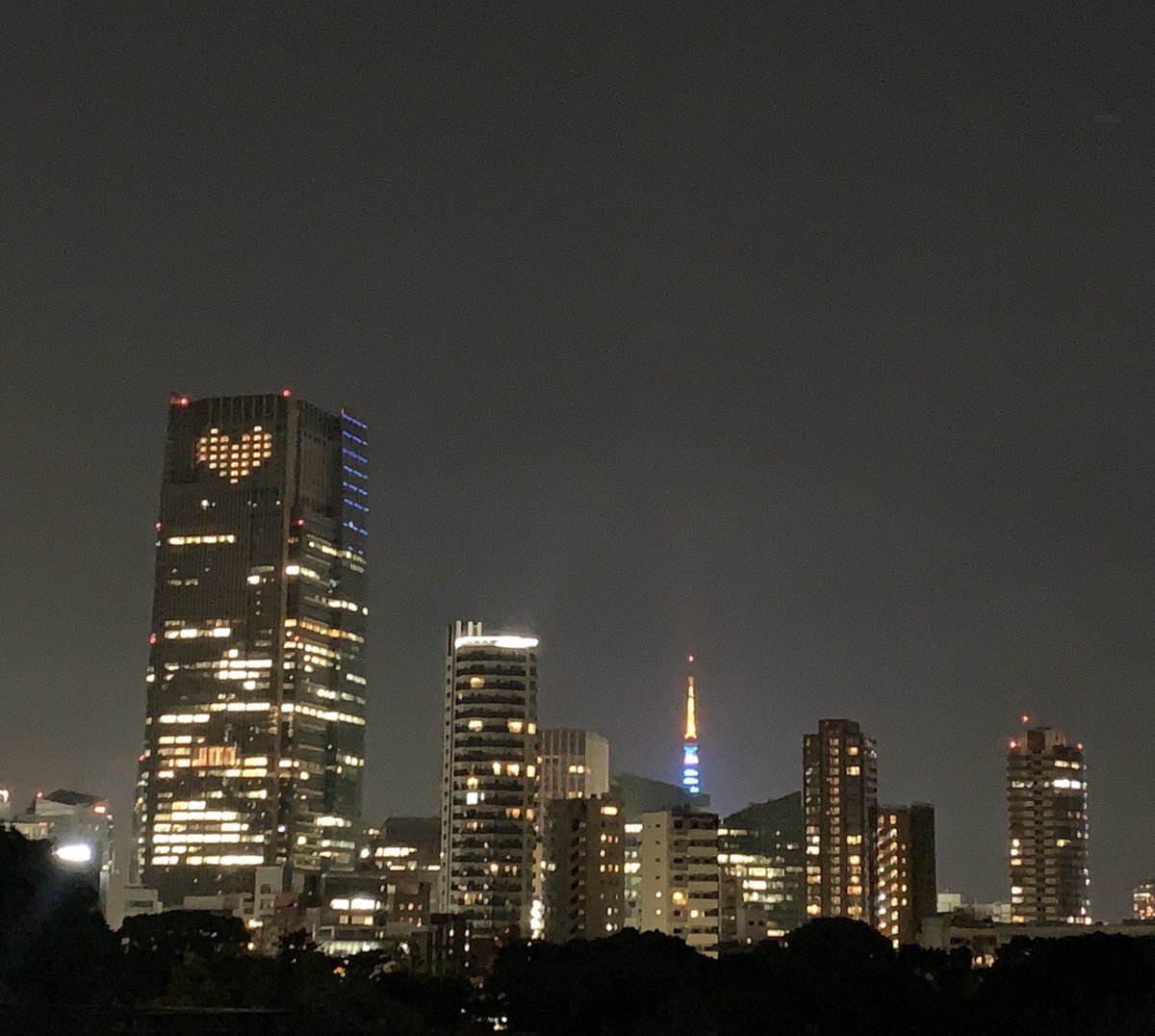 Salonkind Kind 加藤アヤパン 夜のkindの屋上から撮った写真です ビルの窓がハートに こちらの写真は屋上からですが お店の前からでも見ることが出来ます お立ち寄りになられた際は是非見てみてください Kind サロン 外苑前 夜の屋上からの Salonkind Kind 加藤アヤパン 夜のkindの屋上から撮った写真です ビルの窓がハートに こちらの写真は屋上からですが お店の前からでも見ることが出来ます お立ち寄りになられた際は是非見てみてください Kind サロン 外苑前 夜の屋上からの