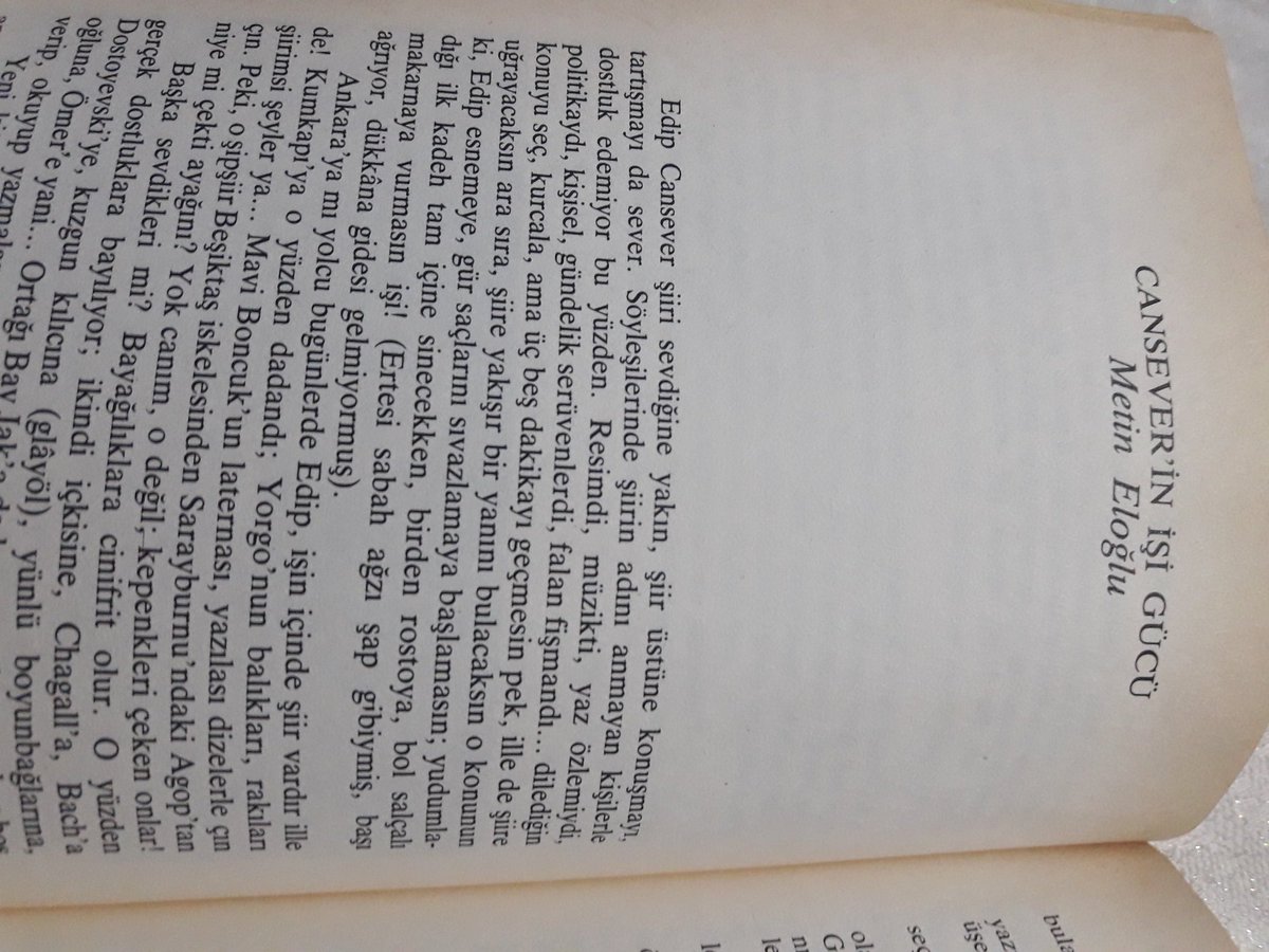 Gelse
Değişmiş çok yaşlanmış da
Sigaramı yakıyor durmadan
İstemem diyemiyorum -ama yakmasa
Konuşuyoruz- konuşuyor  muyuz
Yazmayı bırakmış çoktan
Gerçi bir roman taslağı varmış kafasında
'Bir elinde elma , elmada bir el '