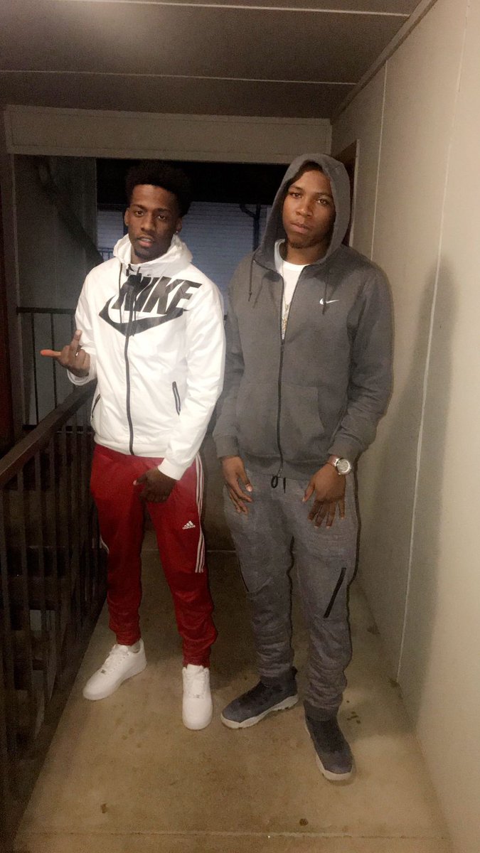 StreetMoney_Jo2's tweet photo. Forever gone live on 💯💯Love ya bro I know you and JEFE glad y’all made it home #LLSIM🅿️ 🕊🖤 https://t.co/EOg5eOFvvu