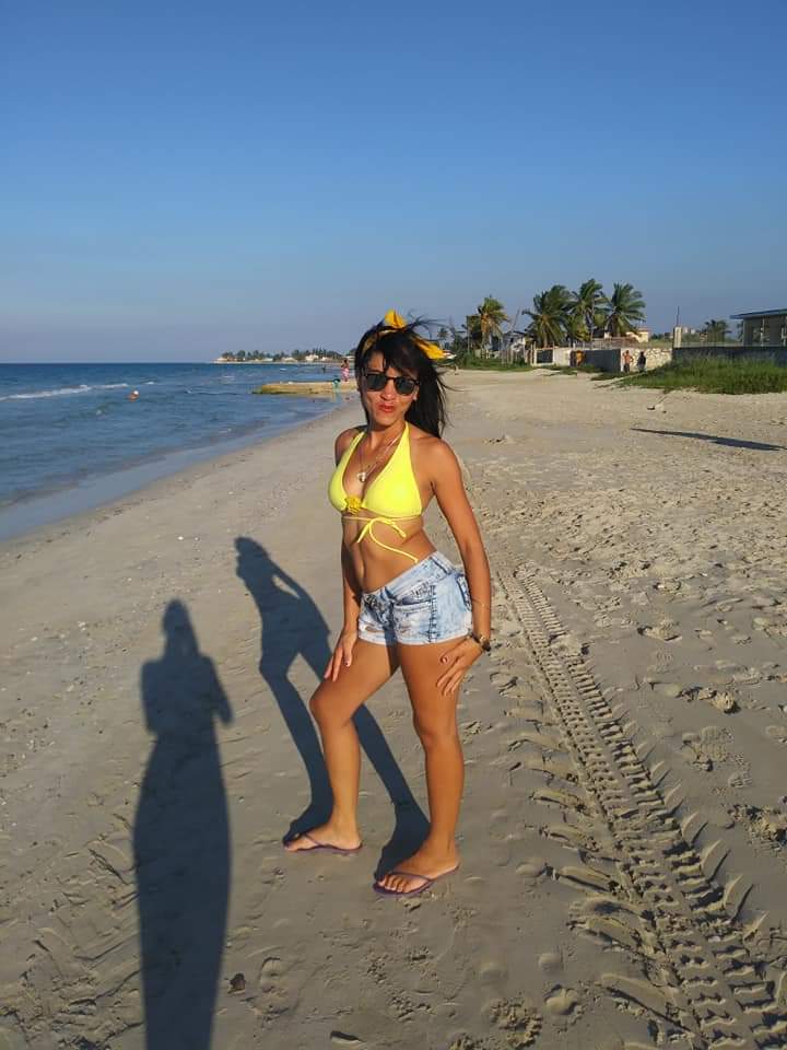 YanelyUrbano's tweet photo. Los momentos mas ricos es cuando estas en la playa sentir el aire en tu piel y ese delicioso sol😊😊 https://t.co/KxXMvkFuFC