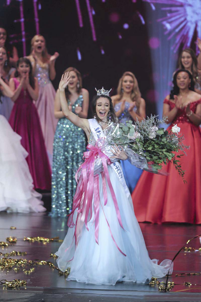 NewsFromCCT's tweet photo. Payton May was named Miss America’s Outstanding Teen 2020 but her reign, and senior year, were deeply impacted. https://t.co/y5LIMud4ep
#PaytonMay #MissAmericasOutstandingTeen #SkyviewHighSchool #HighSchoolSenior #ClassOf2020 #Graduation #Senior #SchoolClosure #ClarkCountyWa https://t.co/8IH7ZQ9kn1