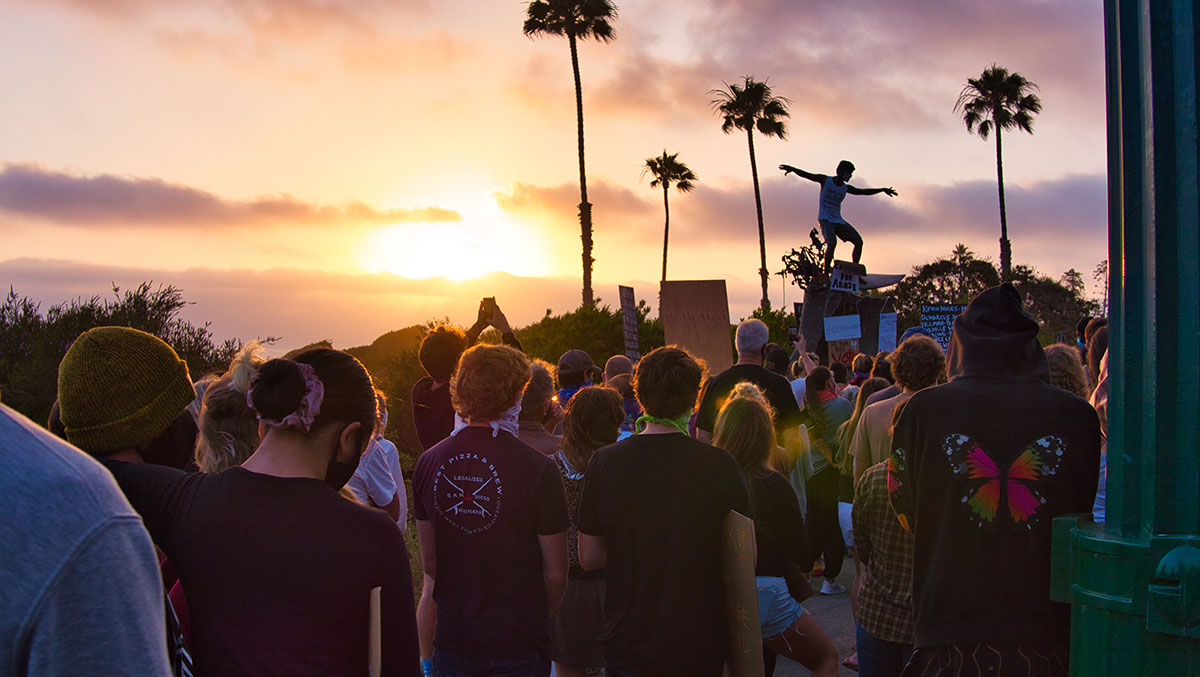 liberal_latino's tweet photo. More #PeacefulProtests at the #CardiffKook in #Encinitas #California #BLM #blacklivesmatter #GeorgeFloydProtests #sunset https://t.co/jmHWbdmQtV