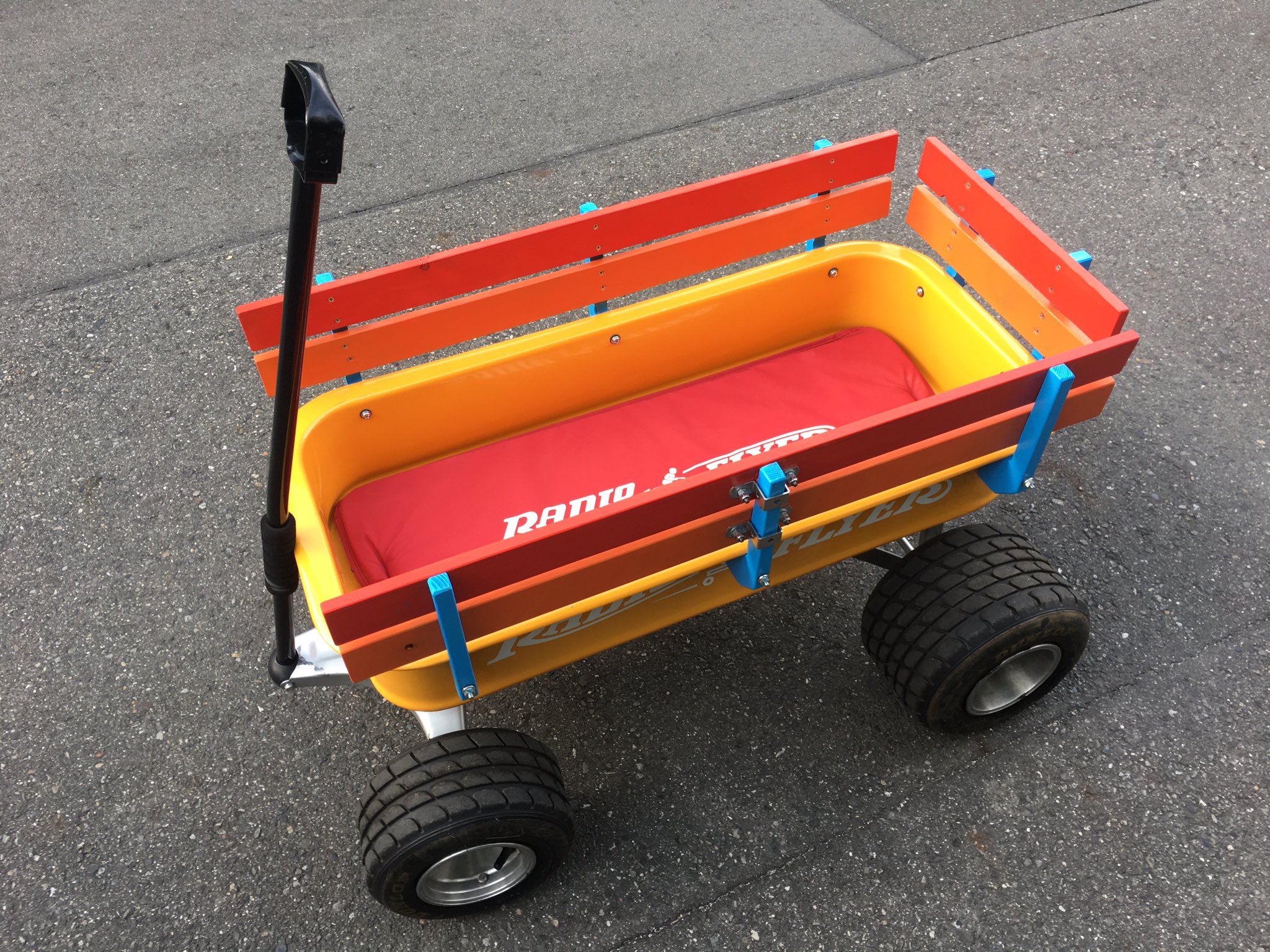 Mk Nagoya アメリカ生まれのアウトドアワゴン ラジオフライヤー この Radio Flyer の代名詞とも言えるワゴンを長い年月をかけてカスタムし 遂に完成 カスタム内容は 車体を定番の赤から黄色 タイヤはカート用 自作の安全柵を塗装などなど