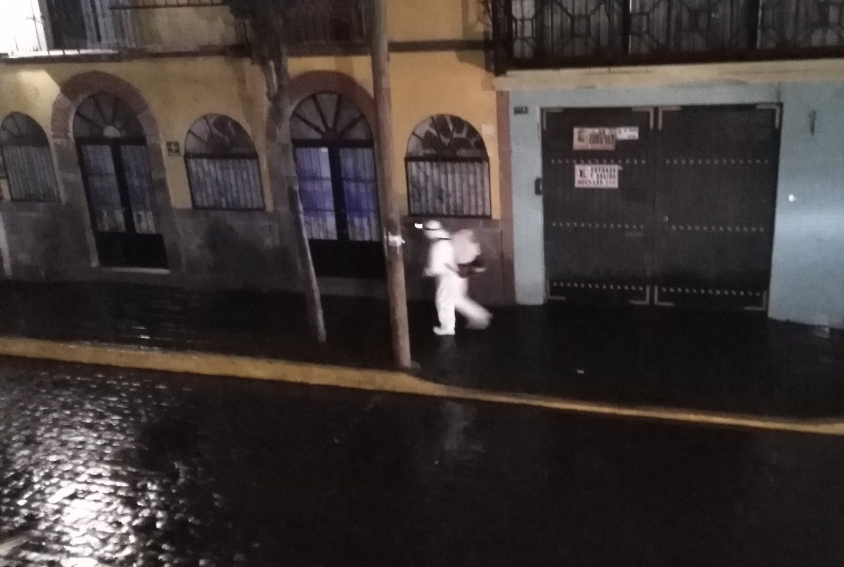 RaulRobertoRR's tweet photo. #AlMomento personal de #Capamh #Policia y #ProteccionCivil del @GobHuamantla desinfecta la calle Allende de norte a sur de #Huamantla como medida de combate al #COVIDー19
Hace unas horas la @dioctlaxcala anunció la cancelación de la tradicional feria de agosto.
#QuedateEnCasa https://t.co/prIR4XNoMP