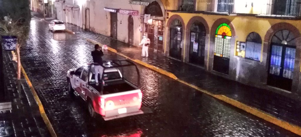 RaulRobertoRR's tweet photo. #AlMomento personal de #Capamh #Policia y #ProteccionCivil del @GobHuamantla desinfecta la calle Allende de norte a sur de #Huamantla como medida de combate al #COVIDー19
Hace unas horas la @dioctlaxcala anunció la cancelación de la tradicional feria de agosto.
#QuedateEnCasa https://t.co/prIR4XNoMP