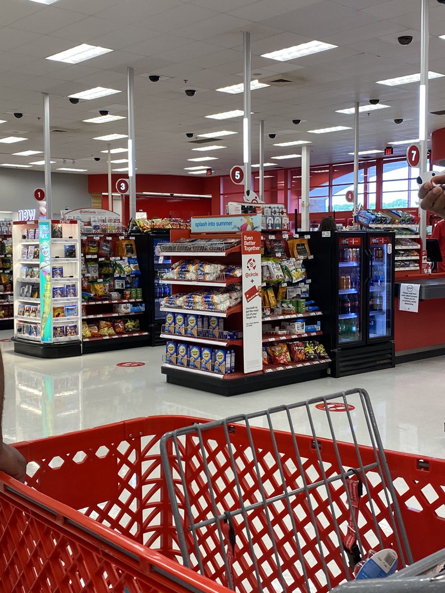 #FentonMo @Target doing it all #wrong. It’s understandable that your system is down, so you can only take cash or check. But why do you only have THREE lanes open? And why are there multiple associates milling around?