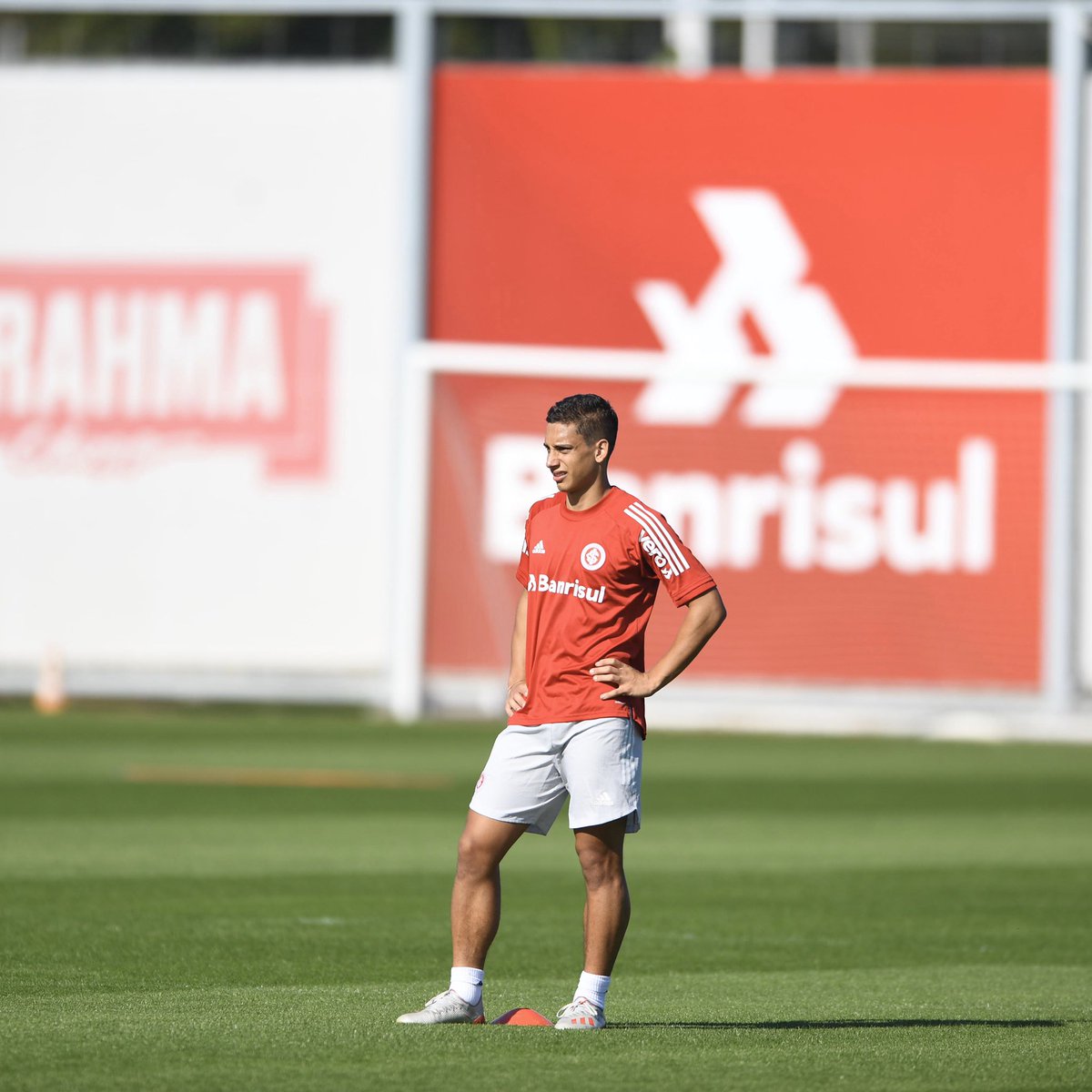 Como eu fico em mais uma quarta-feira sem futebol: 😩 #VamoInter