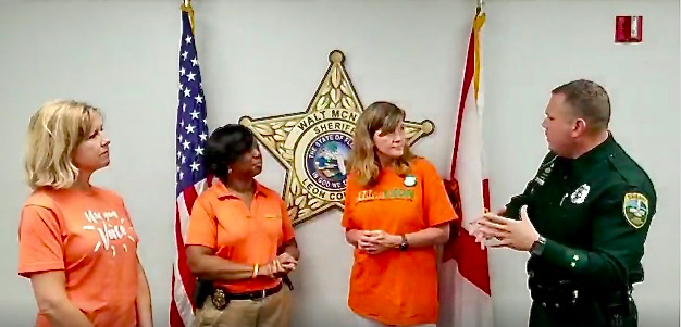 dumo1234's tweet photo. Tallahassee @MomsDemand #WearOrange when we help @LeonSheriff spread the word about #TallyWearsOrange and #ALLinLEON.  Thanks for letting us be part of your FB Live event! @FSUKKile https://t.co/r22akXMIQO