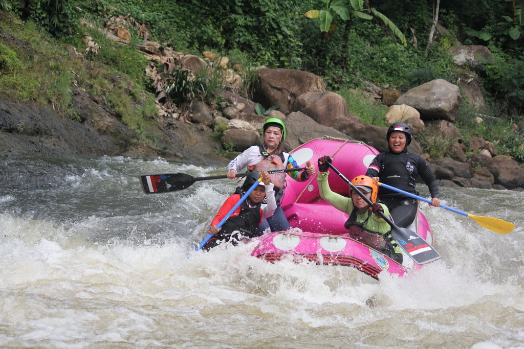 dmsetyo's tweet photo. Pasang Lensa lagi, harus nongkrong di pinggir kali.. #sidejob #inarafting #Masterswomensinarafting #arusliar https://t.co/c3KDnpp2ws