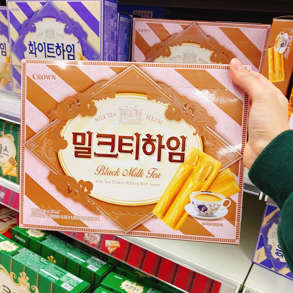 SnackFeverUS's tweet photo. The infamous Choco Heim is back, and with a new flavor 😱

Who loves black milk tea? 👀 

For more Korean Snacks 🔗 Link in bio 

#snackfever #snackfeverfam #blackmilktea #miktea #chocoheim #snack #ksnacks #korea #seoul #boba https://t.co/8hKqGyNdR7