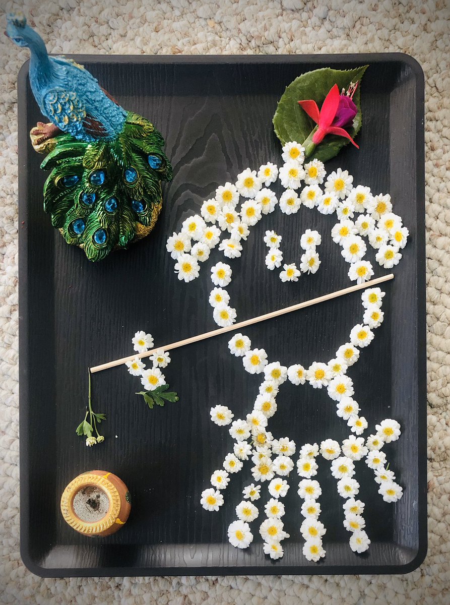 shruthihebbur's tweet photo. Morning energy booster in making this flower art from front yard daisies https://t.co/zHw7D3vBga