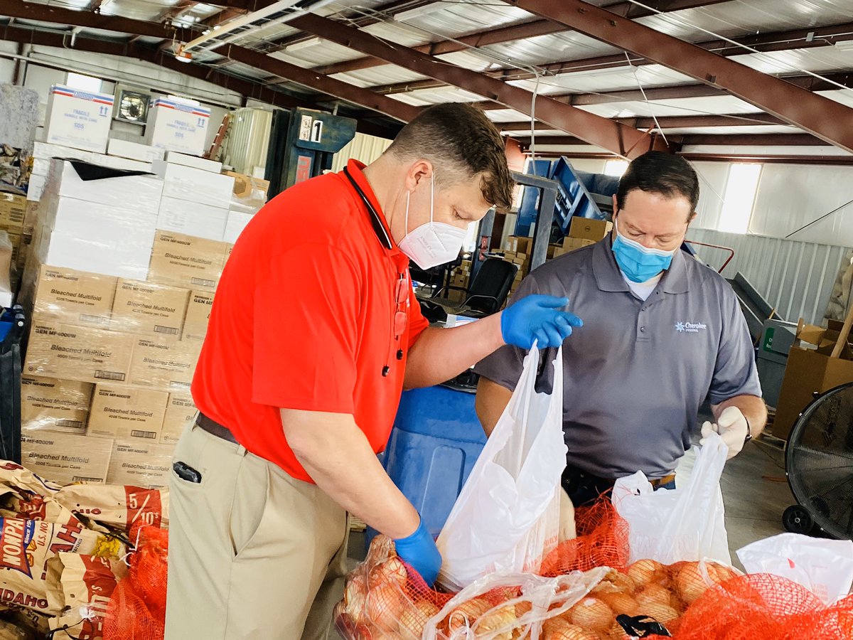 CherokeeNation's tweet image. Today 150 Cherokee veterans, like Sam Carey of Hulbert and Melvin McCoy of Sequoyah County came through Cherokee Nation Veteran Center’s Food Bank made possible by the @okfoodbank plants were also donated by Greenleaf Nursery. We can’t thank our veterans enough.