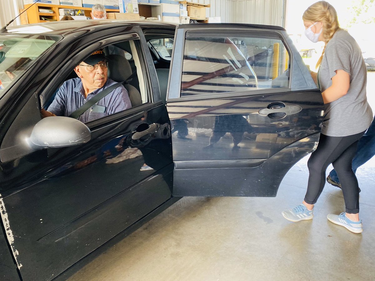 CherokeeNation's tweet image. Today 150 Cherokee veterans, like Sam Carey of Hulbert and Melvin McCoy of Sequoyah County came through Cherokee Nation Veteran Center’s Food Bank made possible by the @okfoodbank plants were also donated by Greenleaf Nursery. We can’t thank our veterans enough.