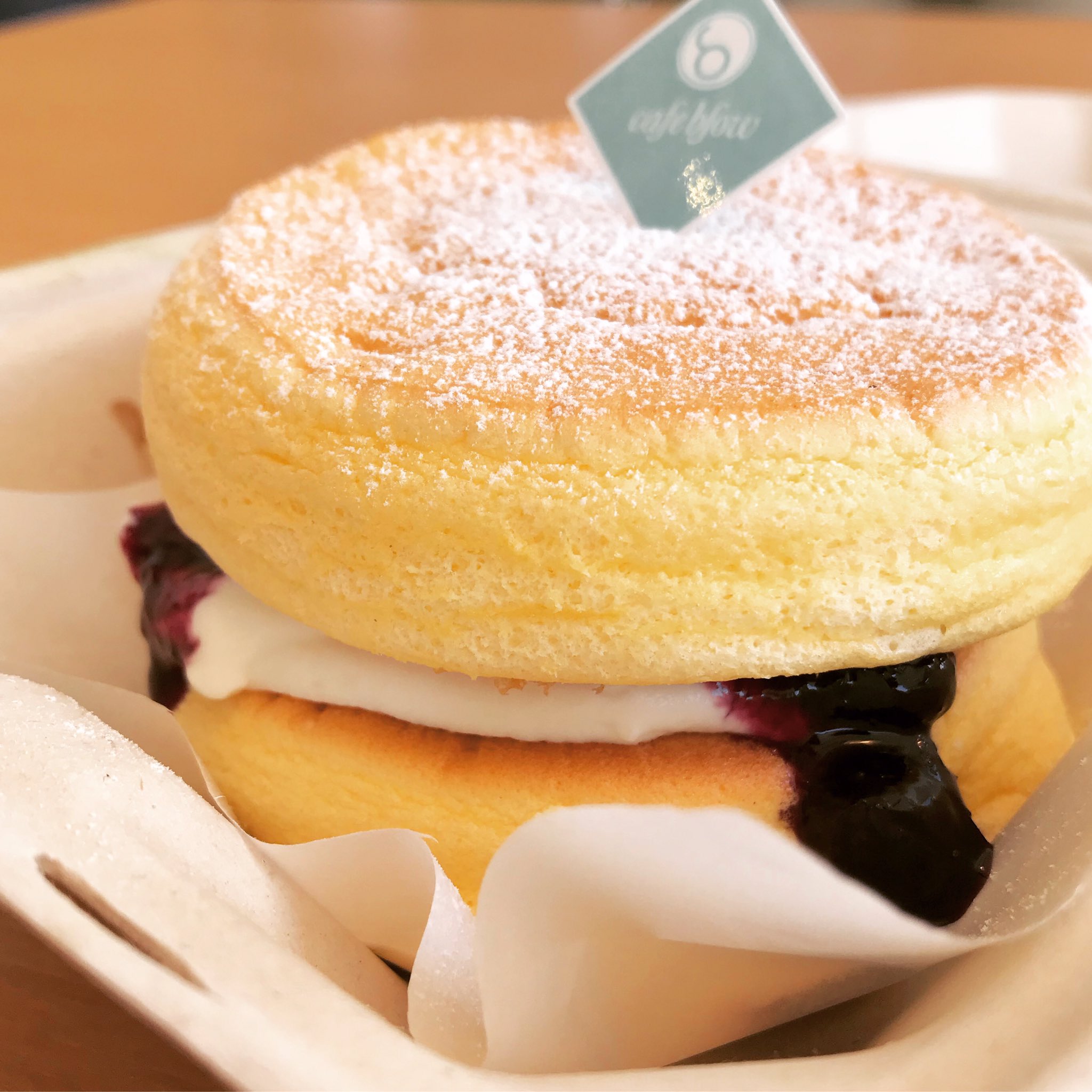 تويتر パンケーキカフェcafeblow على تويتر こちらパンケーキは もちもちパンケーキ に当店特製のレアチーズをたっぷりとひきつめ 和歌山県かつらぎ町のブルーベリー農家はやしさんのブルーベリーソースをかけたプレミアムなパンケーキとなっております ᐜ