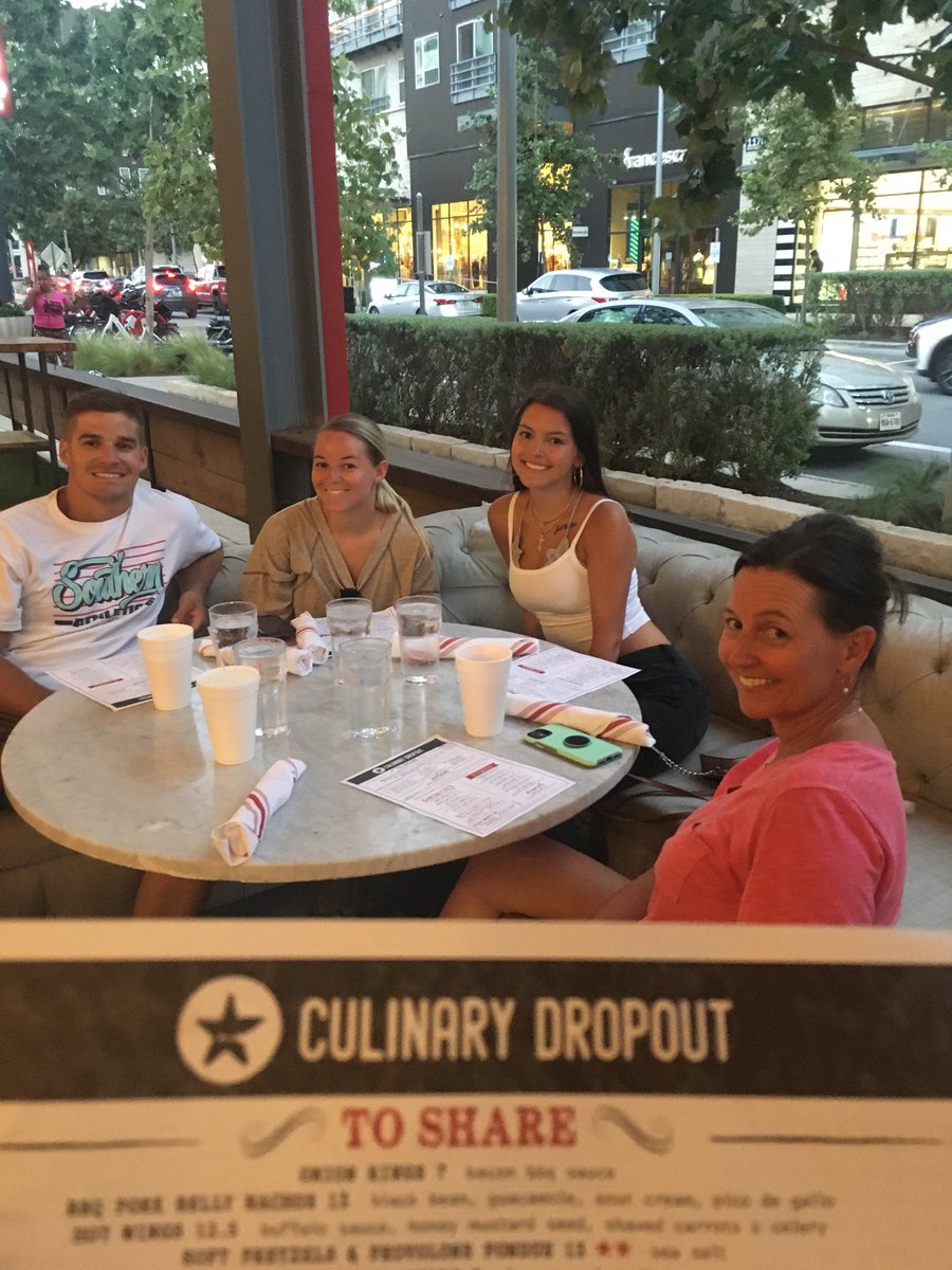 robbienull19's tweet photo. Done switched gears now at “culinary drop out” for drinks and grub. #imsohip https://t.co/gktG6quGnL