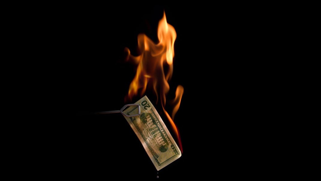 MusicoEnSCL's tweet photo. Dinero de los Chilenos a diario se va en:
- Falsos exonerados
- Estafas y pensiones truchas en FFAA
- AFP
- Ayuda a extranjeros en Chile

¿El estado y la contraloría no son capaces de caminar y masticar chicle?

#FalabellaNoResponde 
#SenamegateEsReal 
#NoAlCorralitoDePiñera https://t.co/3QsxZmZJWn