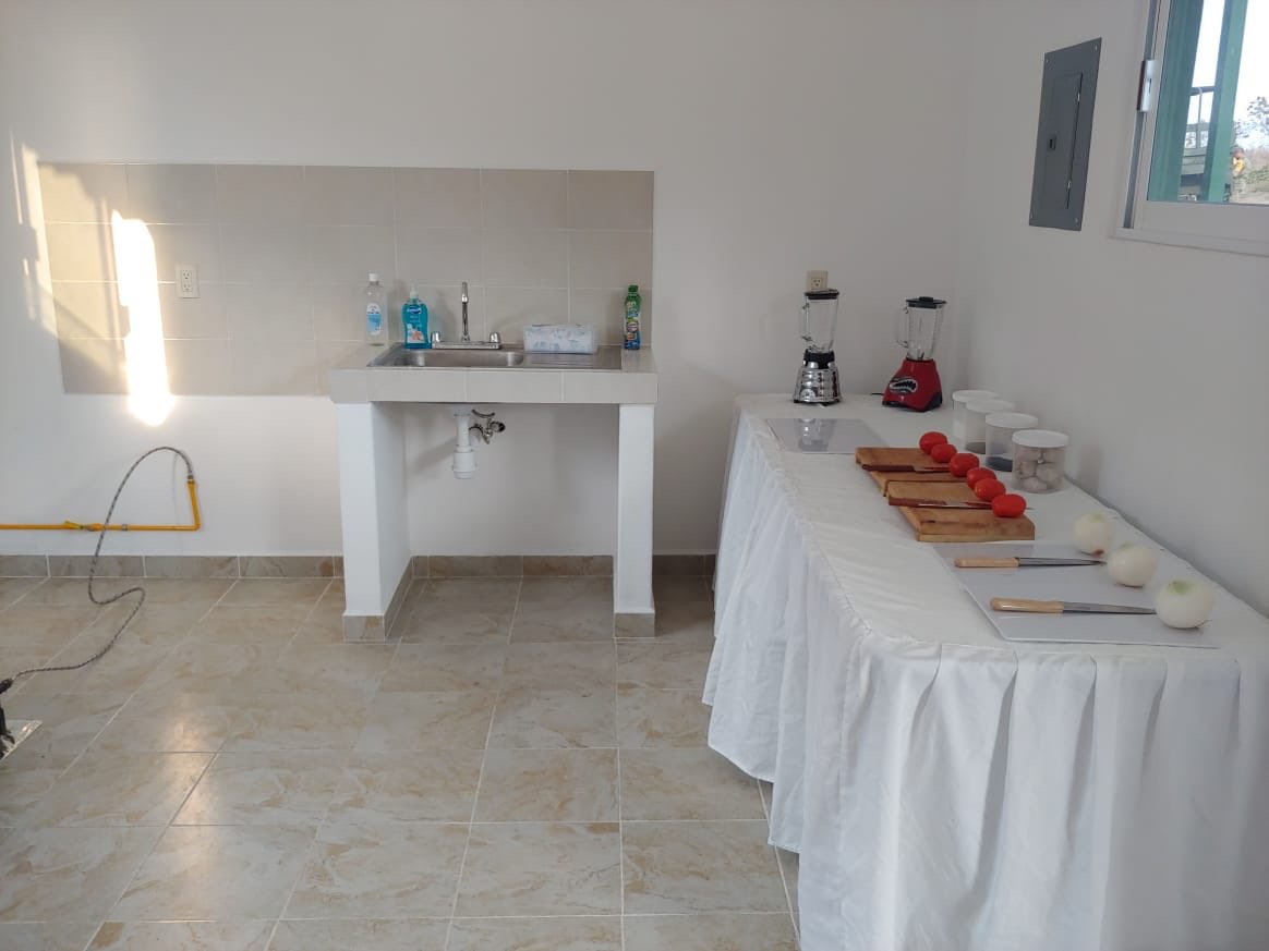 En Zihuatanejo instalamos un comedor comunitario más; será operado por @SEDENAmx. El jefe de la oficina <a href="/AleBravoAb/">Alejandro Bravo Abarca</a> ha coordinado la entrega de recursos de <a href="/Gob_Guerrero/">Gobierno de Guerrero</a> para echarlo andar y así poder apoyar a las familias que han sido afectadas por la pandemia.