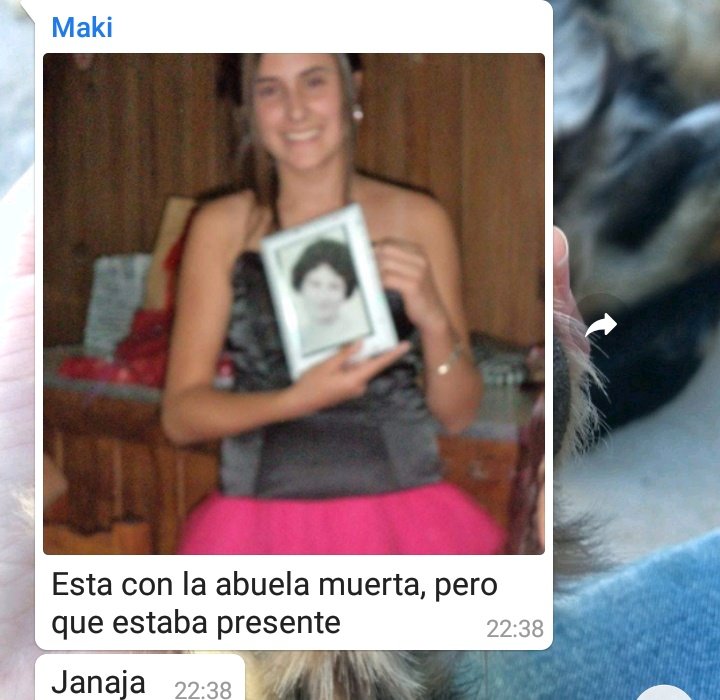 Mi hermana con su compasión al máximo 
Por qué motivo me sacaba fotos con los regalos? Por Dios!!!!!!!