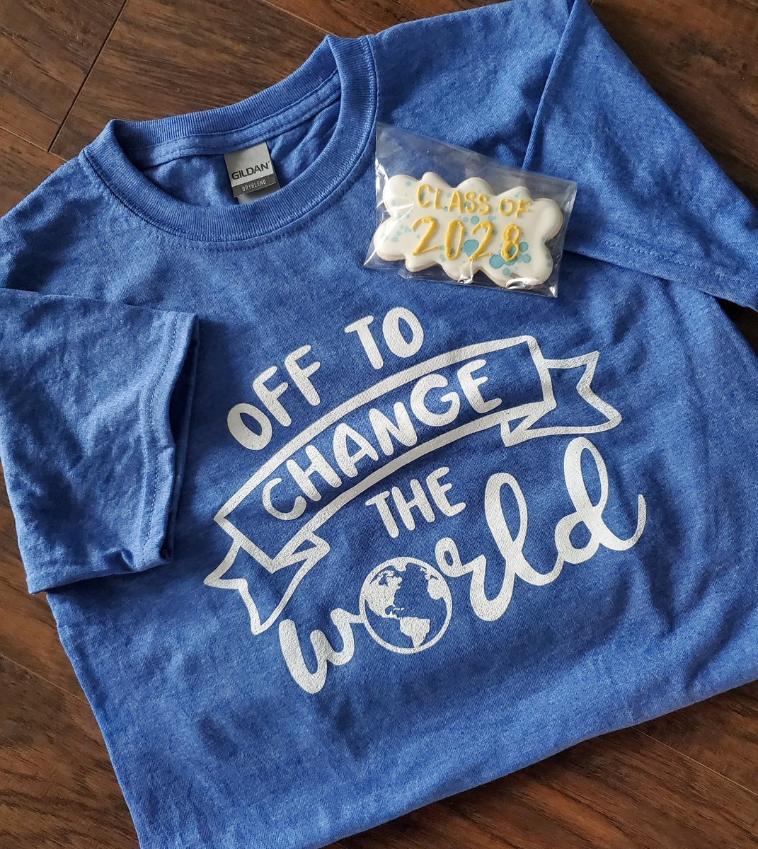 GrassyCreekPTA's tweet photo. Excited to gift our 4th graders with a new shirt and yummy cookie today!
We are SO PROUD of each student, and now they are #offtochangetheworld!
@GrassyCreekElem #WarrenWill https://t.co/EZAj5eC11F