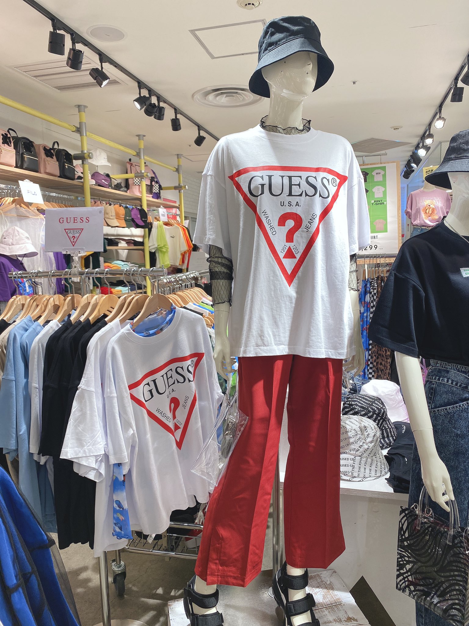 Wego 仙台パルコ店 スタッフ オススメ Guess別注 バックロゴビッグt 4 990 税 プリントビッグロンt 5 990 税 一枚でもスタイリングの主役になるアイテムです ビッグシルエットでの着こなしも カップルコーデや Wego 仙台パルコ店 スタッフ オススメ Guess別注 バックロゴビッグt 4 990 税 プリントビッグロンt 5 990 税 一枚でもスタイリングの主役になるアイテムです ビッグシルエットでの着こなしも カップルコーデや