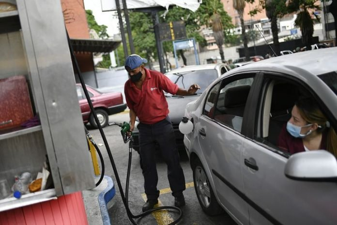 ElNacionalWeb's tweet image. Si se mantiene el ritmo del gasto de la gasolina, solo alcanzará para 15 días bit.ly/3eTBueZ