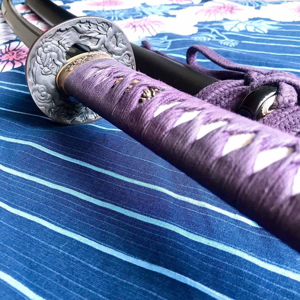 山形大学居合道同好会 愛刀紹介 持ち主 工学部4年 男 刀の名前 泰榴 たいりゅう 名前の由来 泰 はおだやかさを意味し 榴 は柄鮫の色の紅榴石の色と 昇り龍 下り龍の如く稽古に勤しむという りゅう を掛け合わせたことから 春から山形