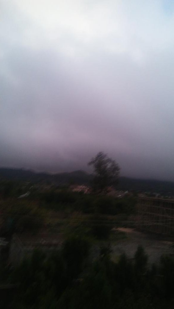 اجواء العاصمه صنعا وضواحيها واليمن الحبيب عمومآ مع اشراقة الصباح وبعد ليلة ماطره تكاد الغيوم تلامس الارض اما الجبال فقد تدثرت بتلك الغيوم واختفت عن الانظار ..
وهبات النسيم تداعب الغصون والطل فوق الازهار .مع زقزقة العصافير .
لوحه سيرياليه إلاهيه بديعه.