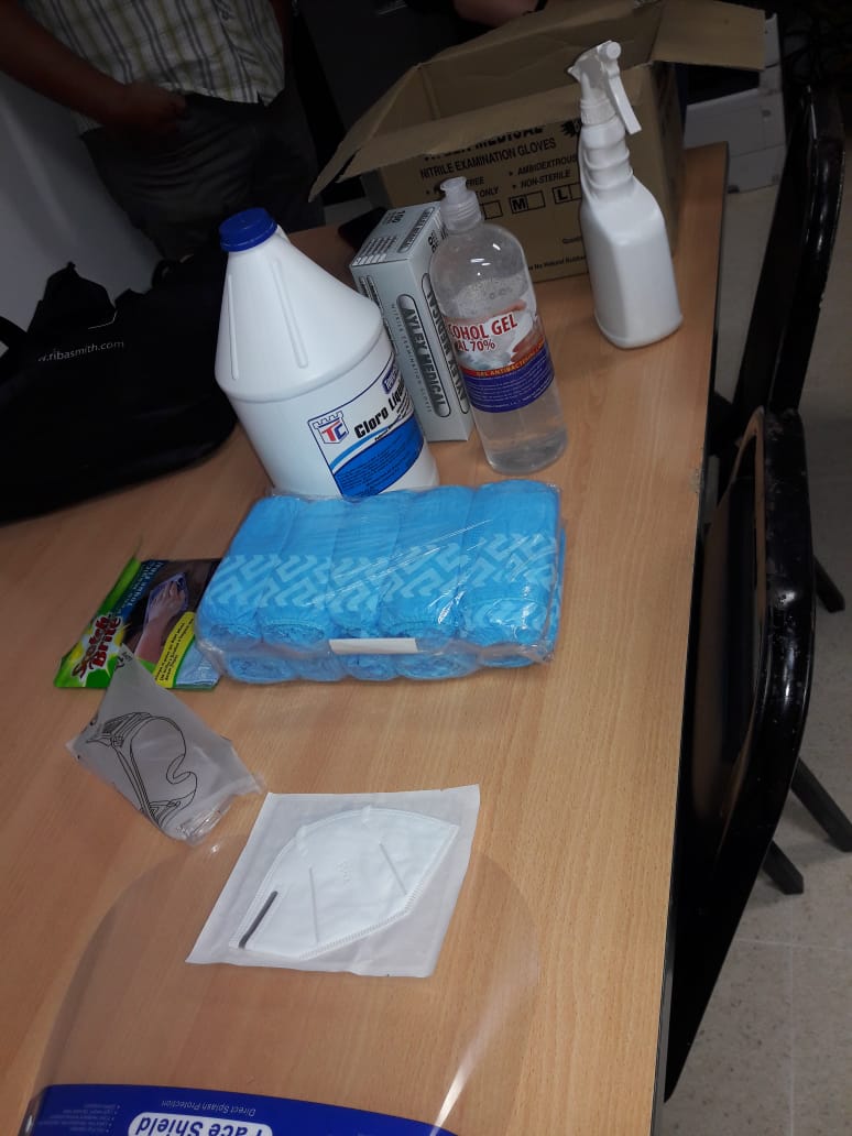 Funcionarios de la Universidad de Panamá haciendo entrega de insumos de bioseguridad para efectuar limpieza de las instalaciones del CRUPE. Agracedemos el apoyo a nuestras autoridades.<a href="/eflorescastro/">Eduardo Flores C.</a> <a href="/semanario7/">Semanario La Universidad</a> <a href="/UNIVERSIDAD_PMA/">Universidad dePanamá</a> <a href="/ChepoUp/">C.R.U. PANAMÁ ESTE</a> <a href="/RusiaGonzalez/">Rusia González</a> <a href="/CBocasdeltoro/">cru_bocasdeltoro</a>