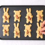 アーモンドを持った動物クッキーを焼いた結果…？ただアーモンドをおなかにのせただけになってしまった!