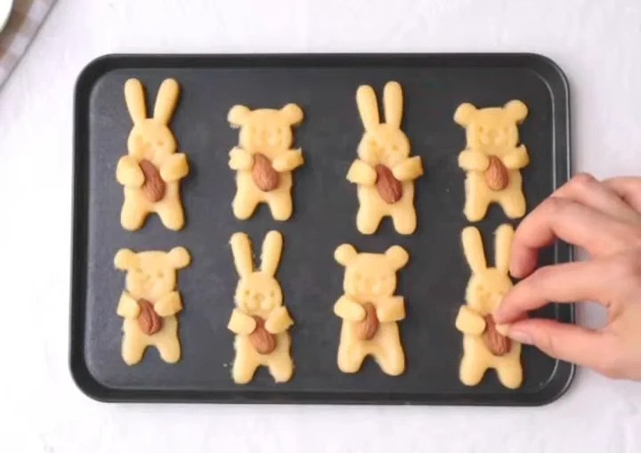アーモンドを持った動物クッキーを焼いた結果…？ただアーモンドをおなかにのせただけになってしまったwww