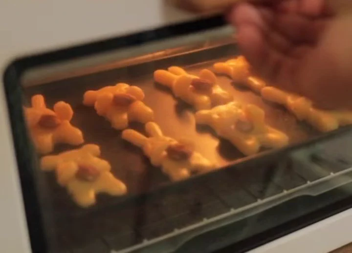 アーモンドを持った動物クッキーを焼いた結果…？ただアーモンドをおなかにのせただけになってしまったwww