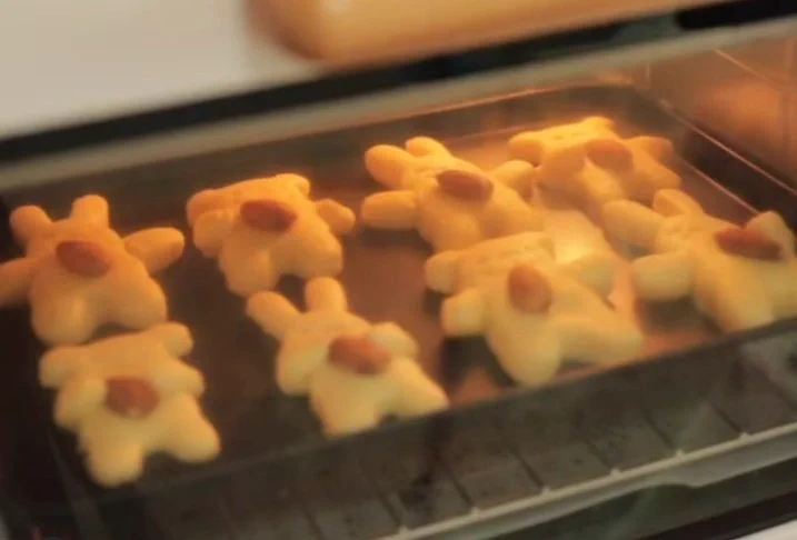 アーモンドを持った動物クッキーを焼いた結果…？ただアーモンドをおなかにのせただけになってしまったwww