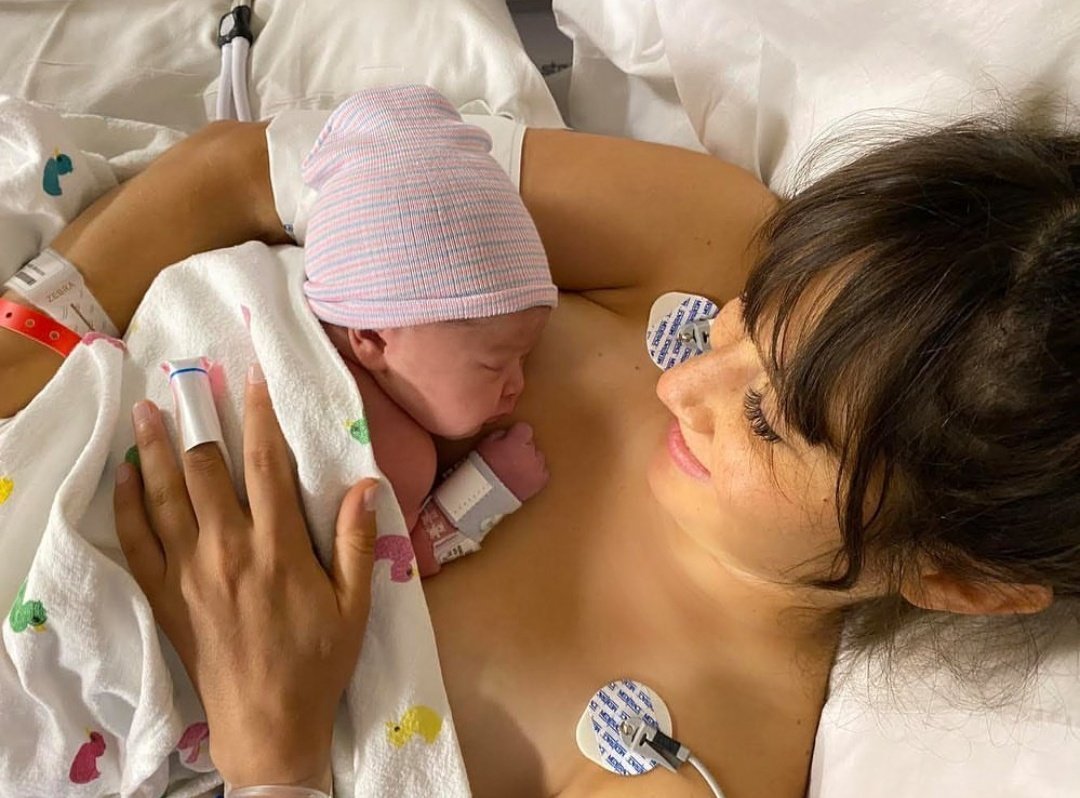 HaAshfanchile's tweet photo. MINI HANNA SE LLAMA MATHILDA 😭👶🏼💕 @haashoficial https://t.co/EiGpLJ804m
