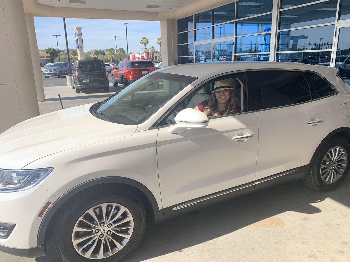 ChelseaOgram's tweet photo. Feeling so fancy in my new car 😍 https://t.co/j7DuJavYOS