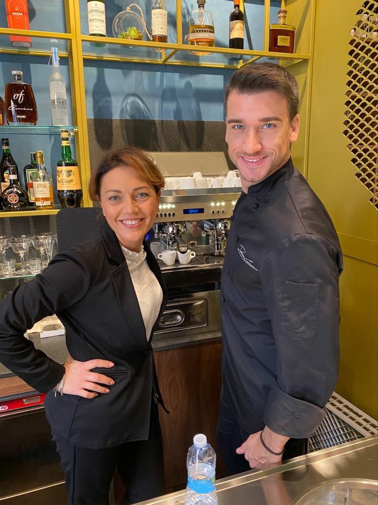 chefcarrara's tweet photo. Quali saranno i #FuoriMenù di questa sera? Scopriamolo insieme alle 22.15 su @FoodNetworkIT! Noi intanto sistemiamo la sala...  @lamuri_milano #Canale33 https://t.co/XjSMZXIHum