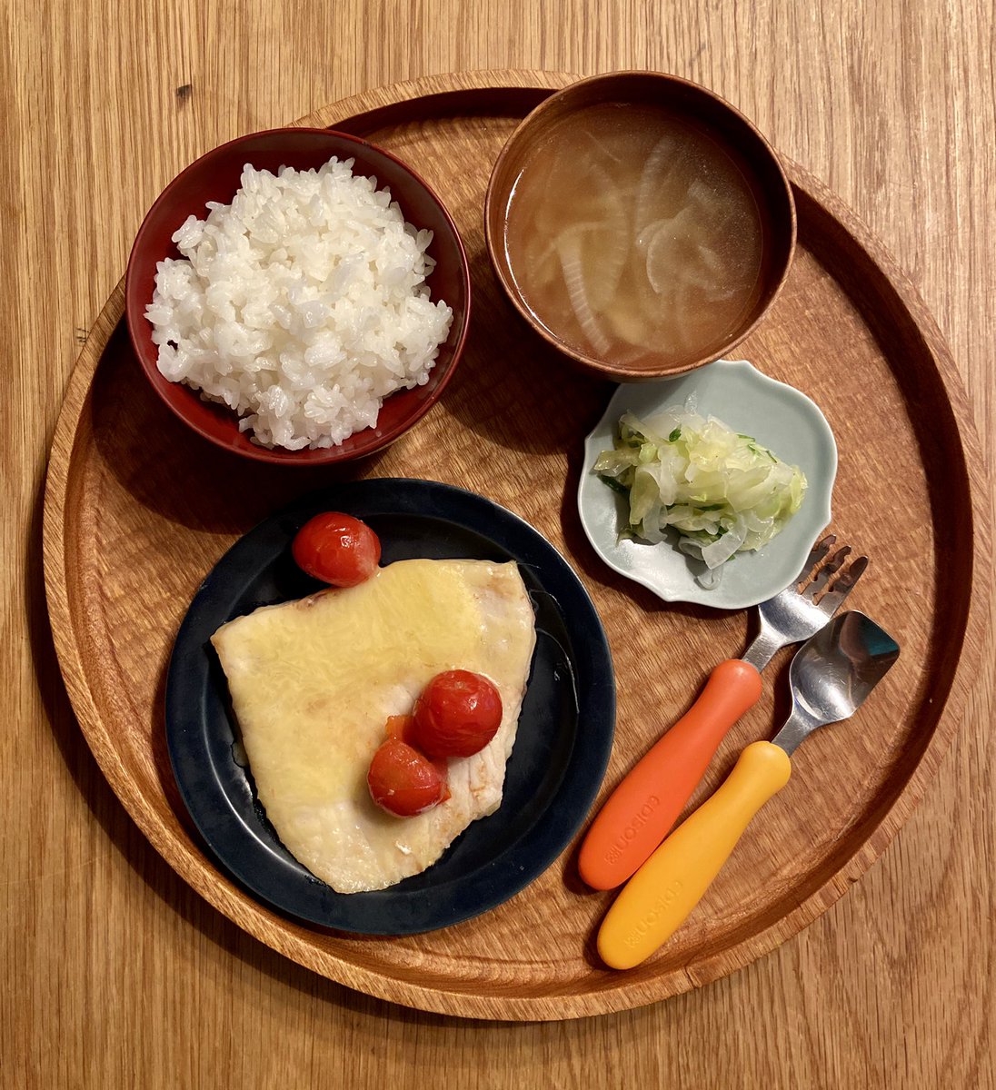 本田 よう一 3歳育児中 Twitterissa 息子さん夕ごはん カジキとトマトのチーズ蒸し コールスロー 新玉ねぎのスープ ごはん が 食べず パン ぶどう ごはんはおにぎりになり 食べる どういうテンションなのか 少しずついきましょう 夕ごはん