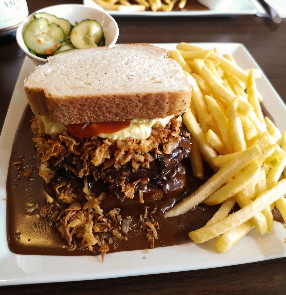 Gastromanddk's tweet photo. "Det er med udsøgt fornøjelse at De Brune Riddere hermed overrækker årets hæderspris i 2020, Den Brune Legende, til et stykke levende bøfsandwichhistorie: Børges bøfsandwich på Løgumkloster Central Hotel."
https://t.co/U441GWFL7S https://t.co/mt5joSoyeV