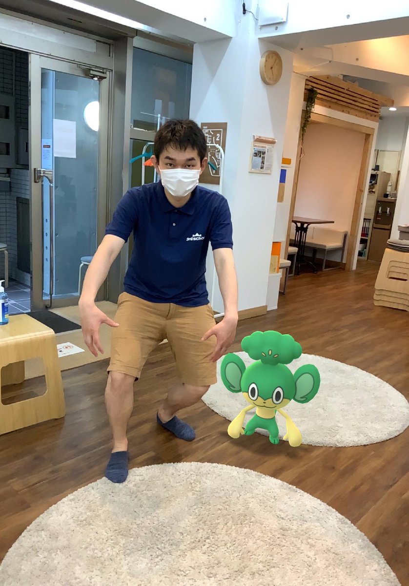 keitoku1214's tweet photo. 今日の授業中、ここに立って、ポーズして〜
と言われて、言われたポーズをしてみたら^_^

うれしいのつくってくれた！！^_^ https://t.co/2HX6CoyMK1