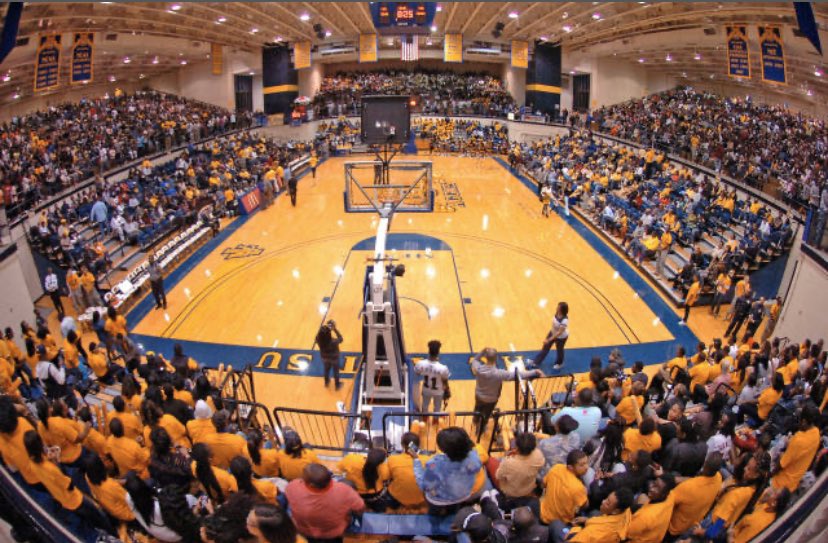 Robbiearmbreste's tweet photo. Blessed to receive a offer from North Carolina A&amp;T University 🟡⚪️!!! https://t.co/AFj5tbmOit